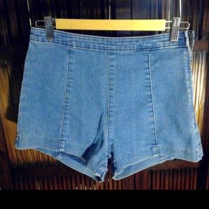 H&M light blue stretch denim, side zip. 2.5 inch inseam size 10, 80% cotton